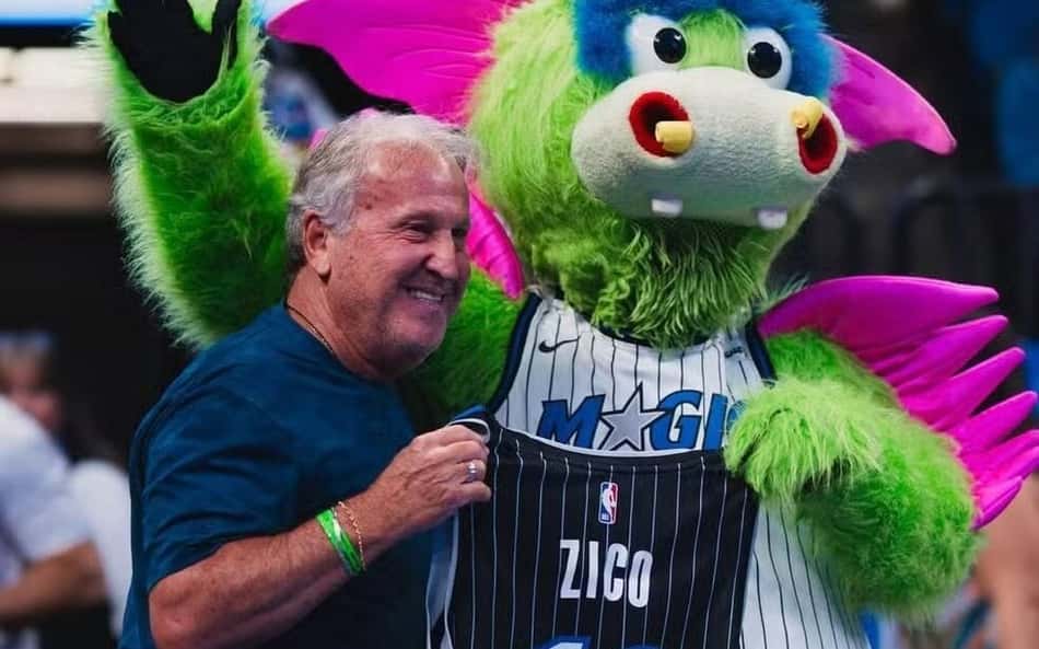 Zico vai à partida da NBA e ganha presente especial