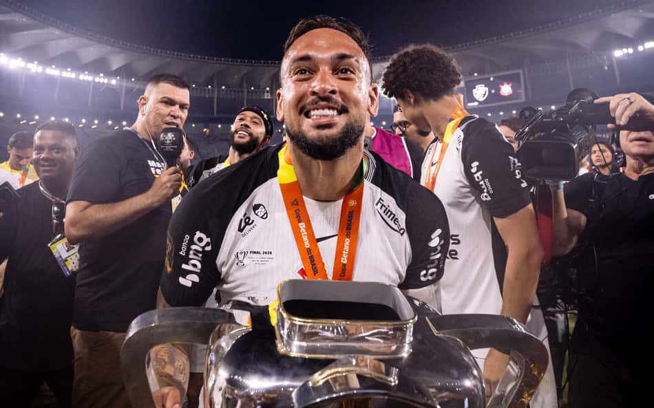 Com o Atlético-MG na briga, Corinthians amplia proposta para manter Maycon