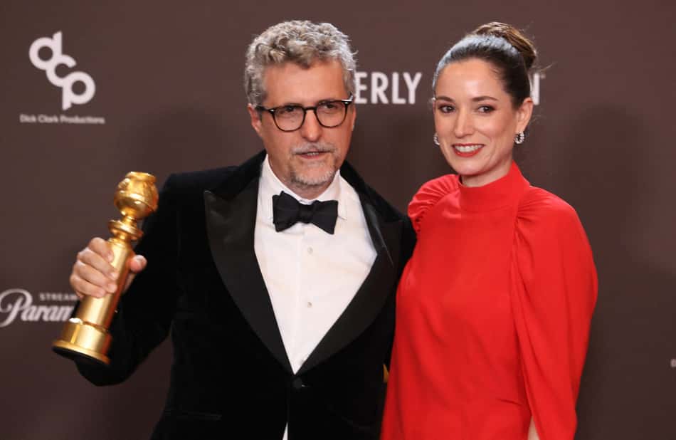 Wagner Moura: Kleber Mendonça Filho e Emilie Lesclaux posam com o prêmio de Melhor Filme Estrangeiro por "O Agente Secreto", no Globo de Ouro 2026 (Foto: Etienne Laurent/AFP)