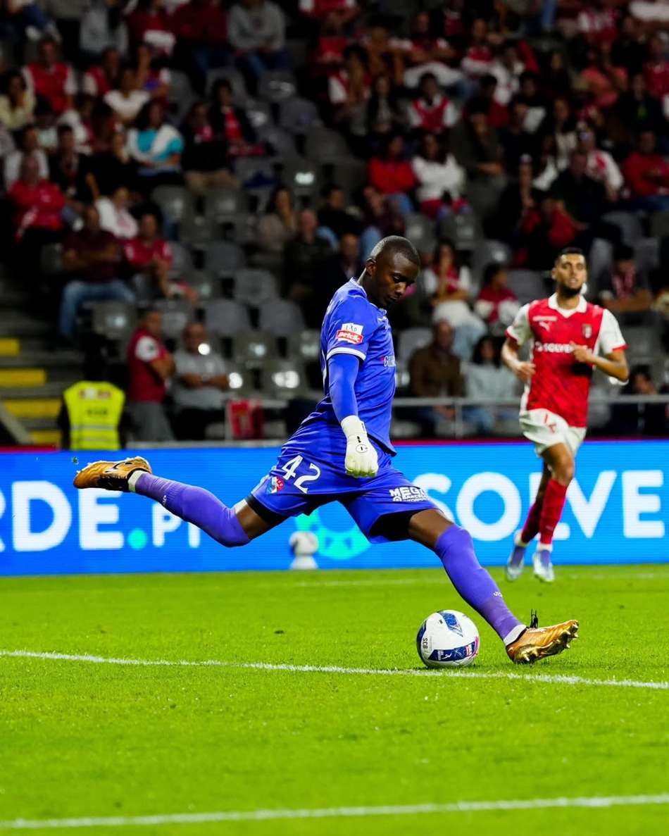 Andrew chuta a bola em tiro de meta para o Gil Vicente durante partida da Liga Portugal 2025/26 (Foto: Divulgação/@a01ndrew)