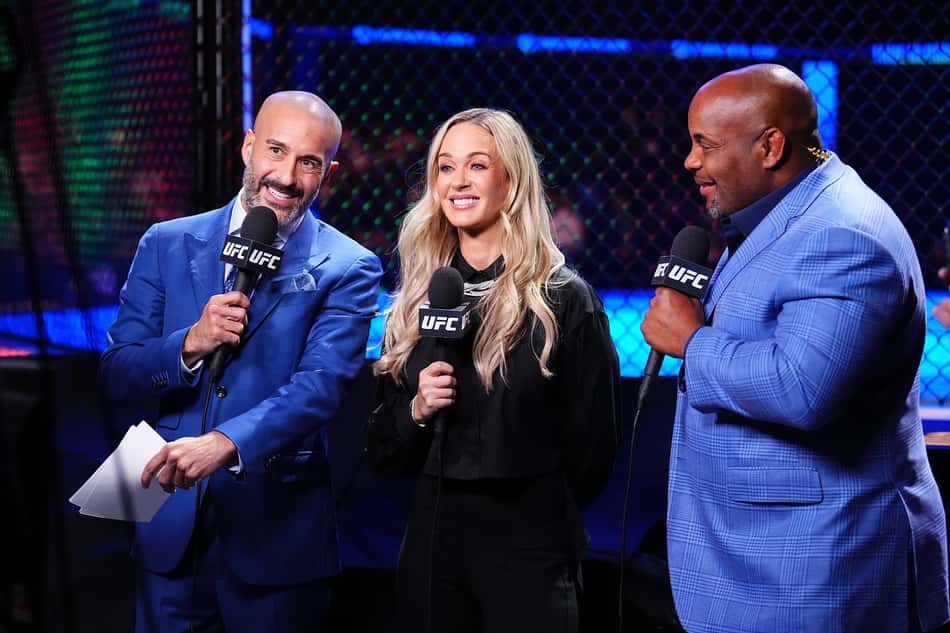 Jon Anik (esq), com Laura Sanko (centro) e Daniel Cormier (dir) em transmissão do UFC (Reprodução Instagram jon_anik)