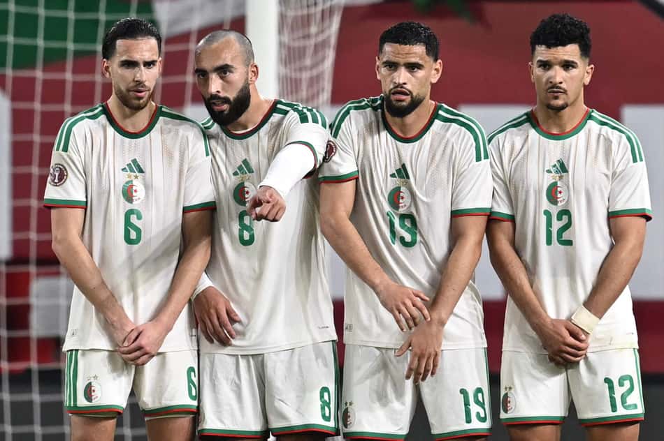 FBL-AFR-2025-MATCH 33-CEQ-ALG Jogos de hoje: da esquerda para a direita, os meio-campistas Ramiz Zerrouki (#6), Himad Said Abdelli (#8) e Adem Zorgan (#19), além do atacante Monsef Bakrar (#12), da seleção da Argélia, se posicionam para a cobrança de uma falta durante a partida do Grupo E da Copa Africana de Nações (CAN) contra Guiné Equatorial (Foto: Paul Ellis/AFP)