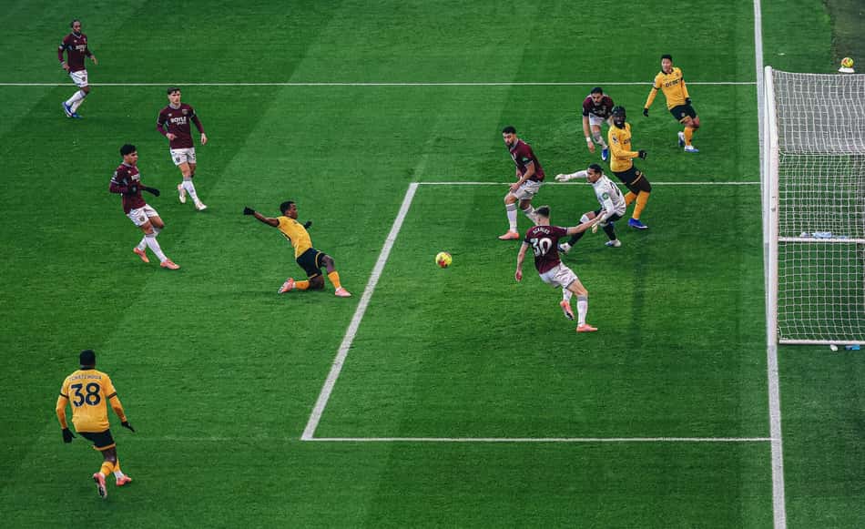 Momento do primeiro gol de Jhon Arias pelo Wolverhampton (Foto: Divulgação/Wolves)