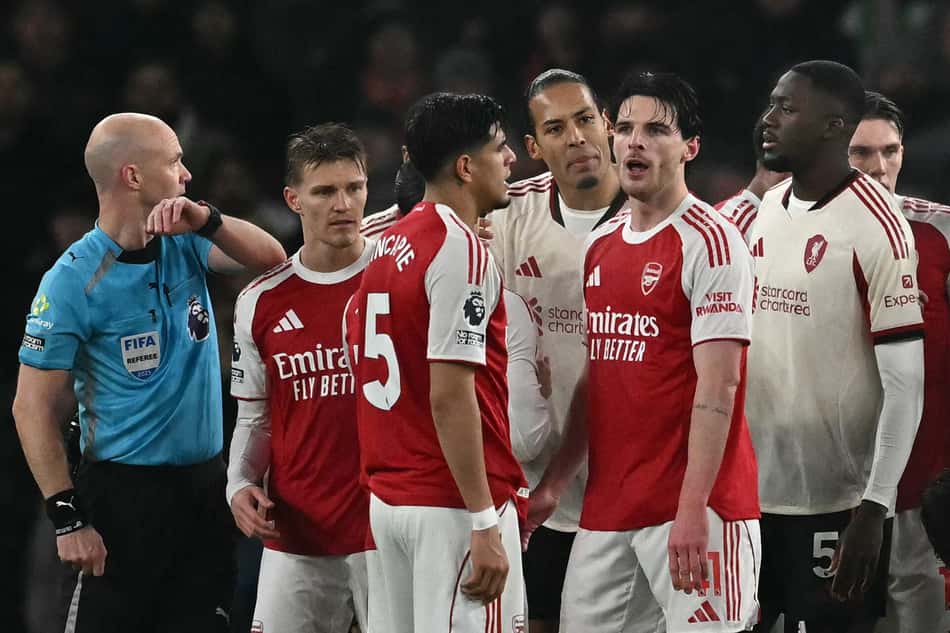 Briga entre jogadores Arsenal e Liverpool em jogo pela Premier League (Foto: Ben STANSALL / AFP)