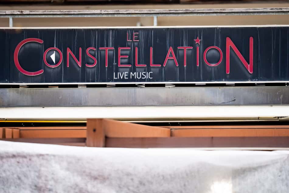O bar Le Constellation, local do incêndio do Ano Novo, na estação de esqui alpina de Crans-Montana, na Suíça (Foto: Maxime Schmid/AFP)