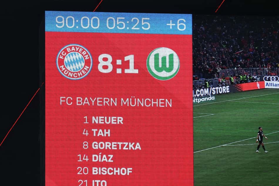 Placar final de 8 a 1 é mostrado durante partida da Bundesliga 2025/26 entre Bayern de Munique e Wolfsburg (Foto: Alexandra Beier/AFP)