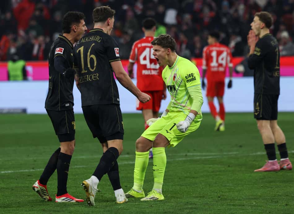 Finn Dahmen e celebram vitória do Augsburg sobre o Bayern de Munique, em partida válida pela Bundesliga (Foto: Alexandra Beier/AFP)