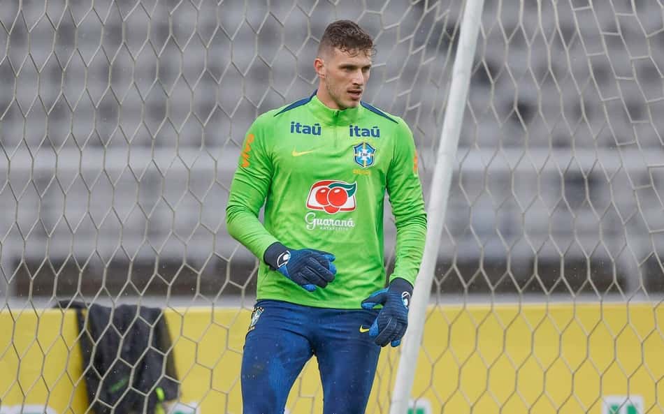 Bento, ex-Athletico, recebe proposta de clube da Premier League