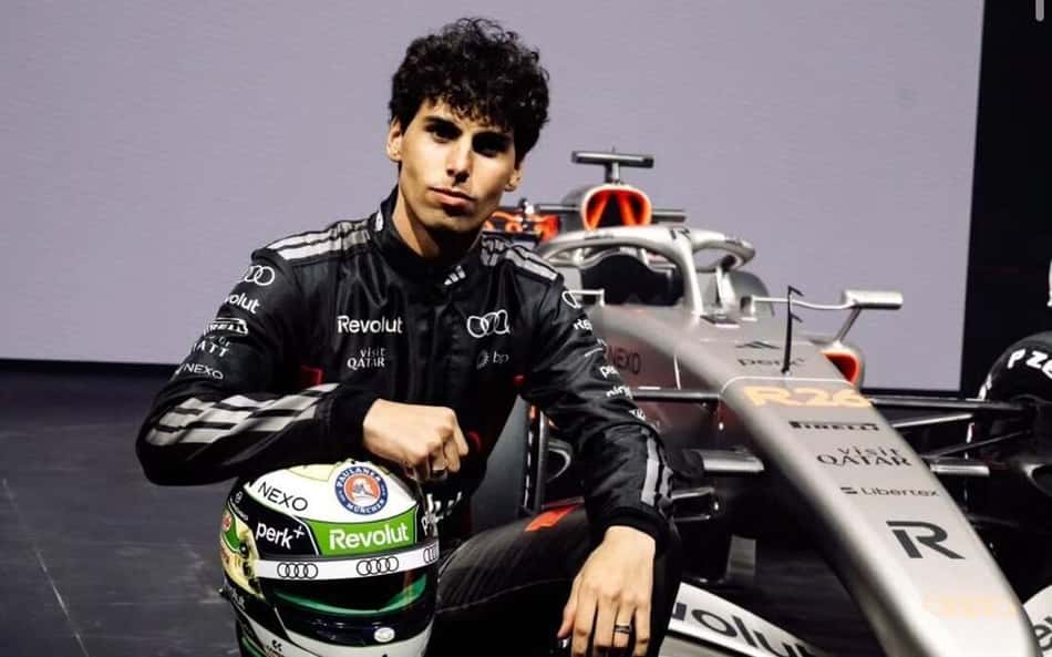 Gabriel Borotleto durante lançamento do carro da Audi para F1 2026 (Foto: Reprodução Instagram)