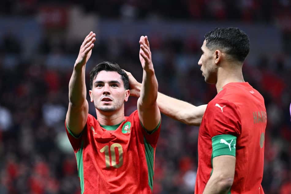 Brahim Díaz, de Marrocos, comemora o primeiro gol, ao lado de Achraf Hakimi, contra a Tanzânia (Foto: Sebastien Bozon/AFP)