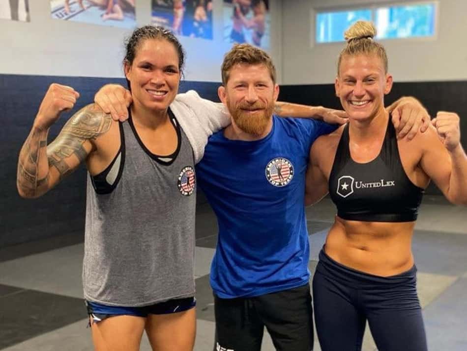 Mike Brown (centro) estará no córner de Kayla Harrison contra Amanda Nunes no UFC 324 (Foto: Reprodução Instagram mikebrownmma)