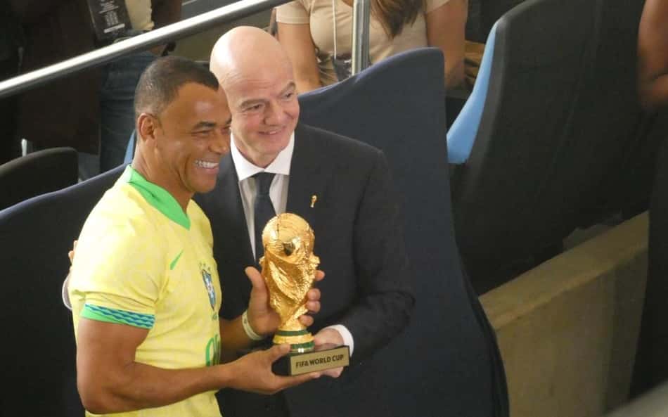 Campeões mundiais pela Seleção Brasileira são homenageados pela Fifa no Maracanã