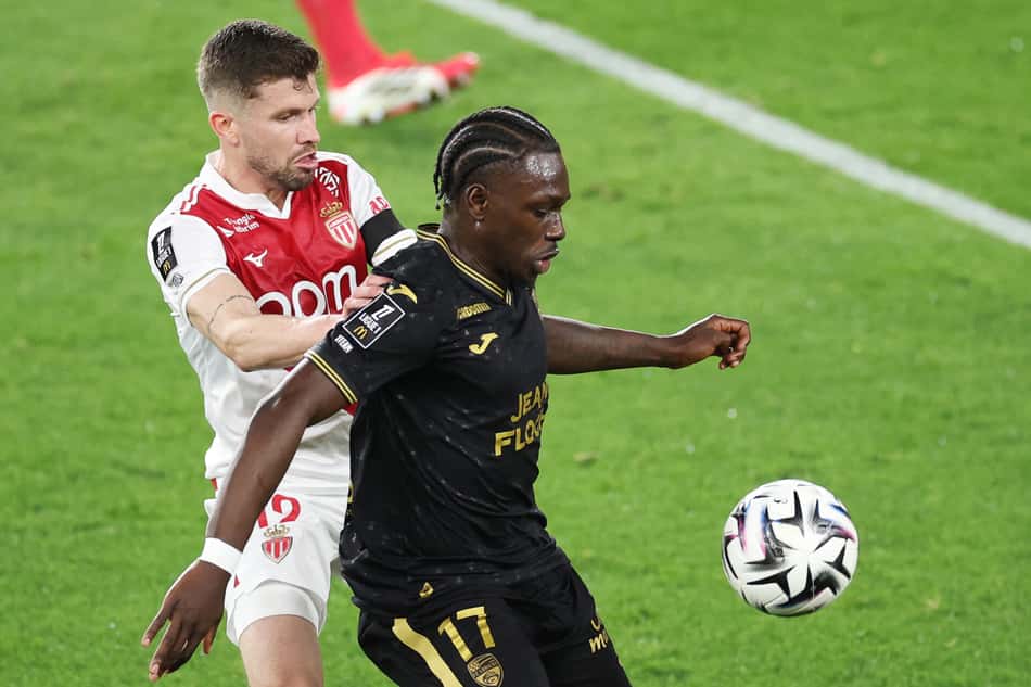 Seleção Brasileira: Caio Henrique, do Monaco, disputa bola durante a partida contra o Lorient (Foto: Valery Hache/AFP)