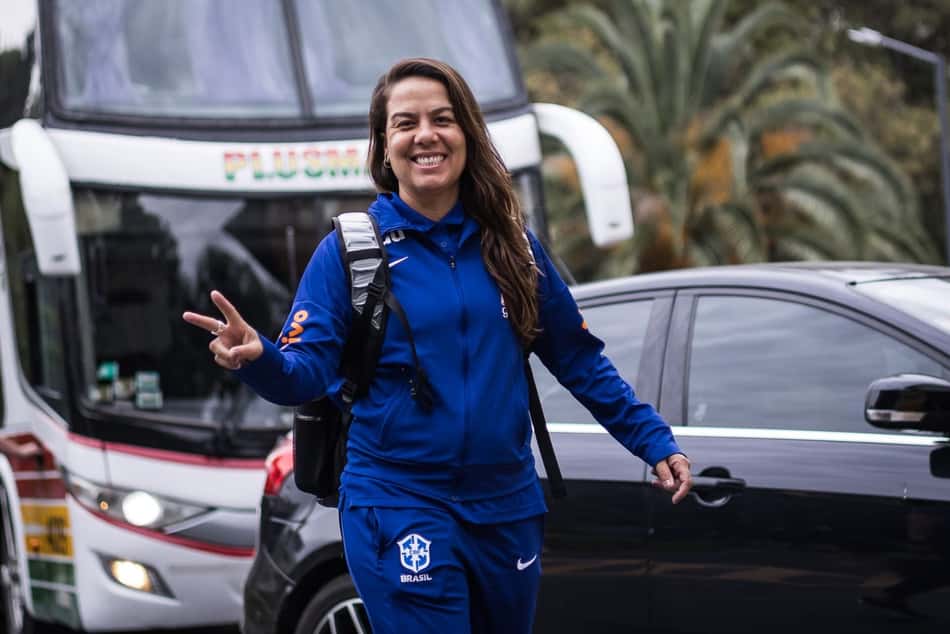 Camilla Orlando, treinadora da Seleção Brasileira Feminina sub-20 (Foto: RAMIRO CICAO / STAFF IMAGES / CBF)