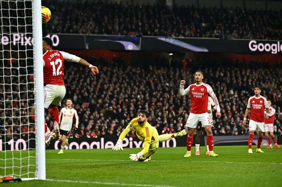 David Raya observa a bola acertar a trave após chute de longa distância de Conor Bradley, do Liverpool, em falha da defesa do Arsenal (Foto: Ben Stansall/AFP)