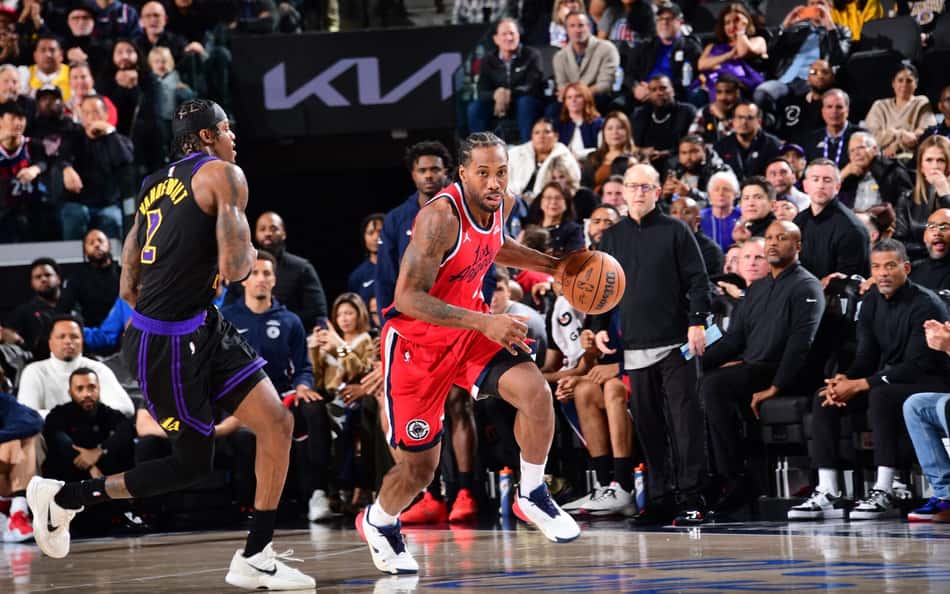Kawhi Leonard decide jogar no último minuto e vence Lakers na NBA