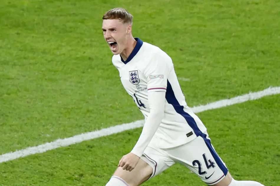 Cole Palmer comemorando gol pela Inglaterra na final da Eurocopa de 2024.