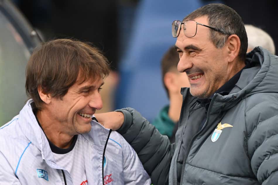 Antonio Conte, do Napoli, e Maurizio Sarri, da Lazio, se cumprimentam antes da partida (Foto: Alberto Pizzoli/AFP)