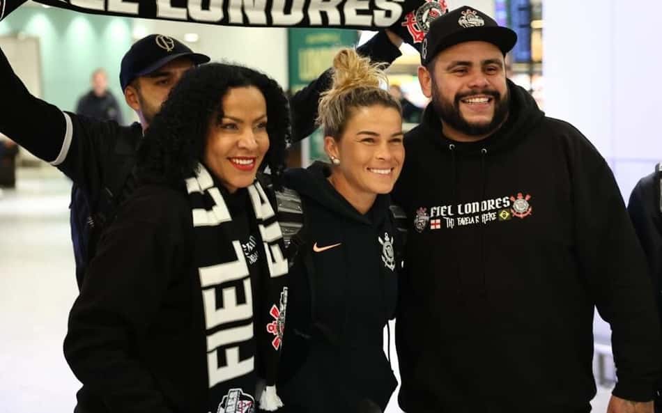 Tamires faz fotos com torcedores do Corinthians em Londres. (Foto: Rodrigo Gazzanel / Corinthians)
