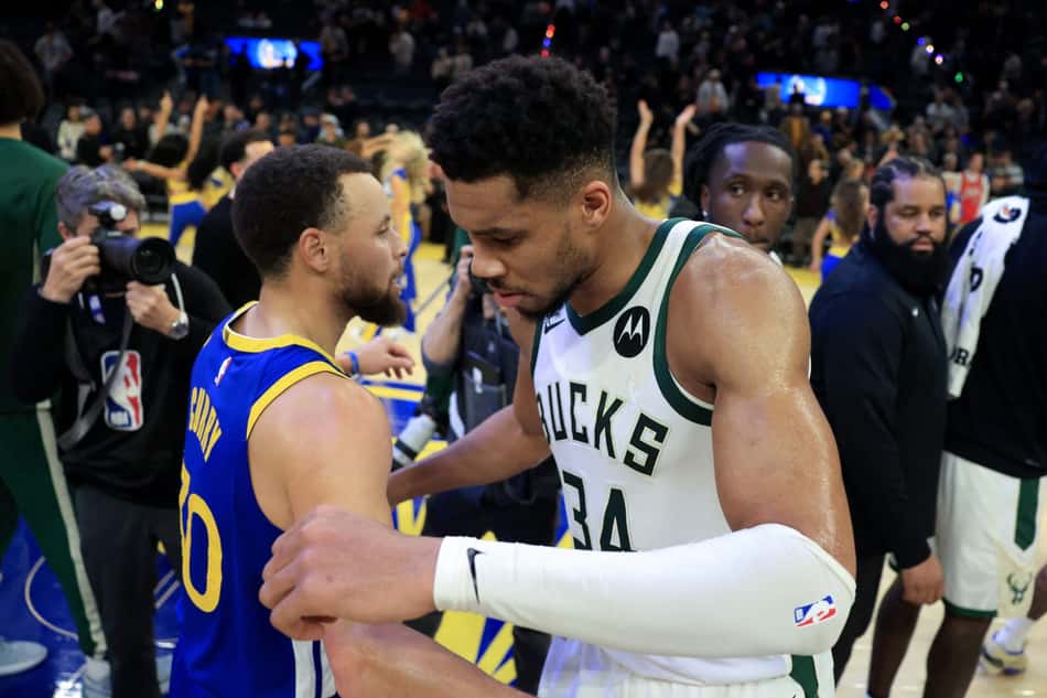 Giannis Antetokounmpo e Stephen Curry se cumprimentam em jogo entre Warriors e Bucks na NBA (Foto: Ezra Shaw/Getty Images/AFP)