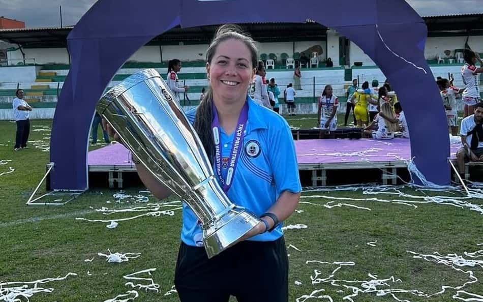 Denise Fernandes levanta troféu da Copa Paulistana. (Foto: reprodução/redes sociais)