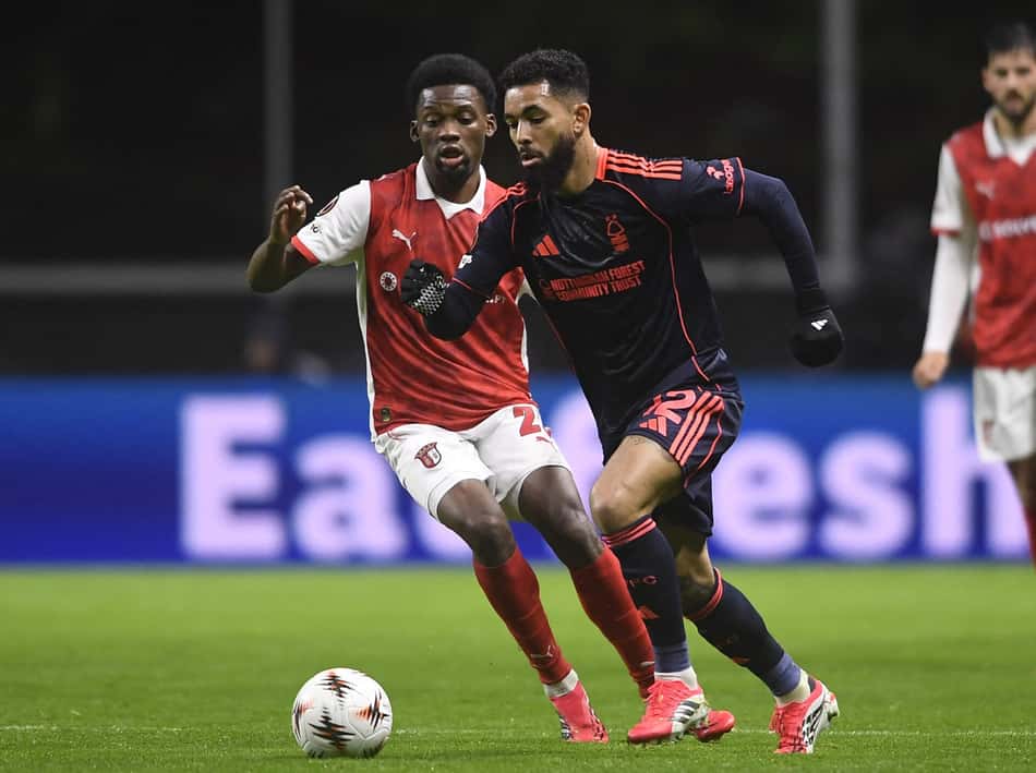 Vasco: Jean-Baptiste Gorby, do Braga, disputa a bola com Douglas Luiz, do Nottingham Forest, durante partida válida pela Europa League (Foto: Miguel Lemos/AFP)