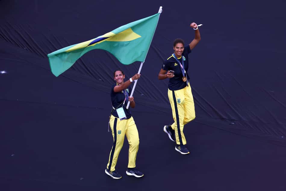 Campeãs olímpicas Duda e Ana Patrícia durante cerimônia de encerramento das Olimpíadas de Paris 2024