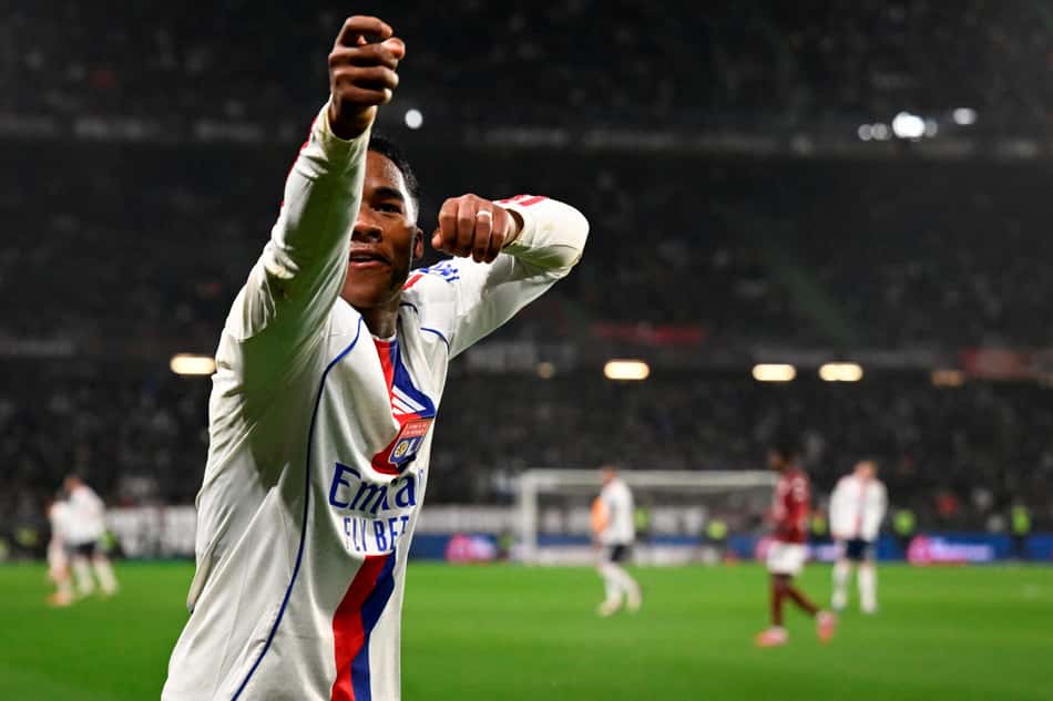 Olho no Lance!: Endrick comemora após marcar o quarto gol do Lyon na partida contra o Metz, no Stade Saint-Symphorien, válida pela Ligue 1 (Foto: Jean-Christophe Verhaegen/AFP)