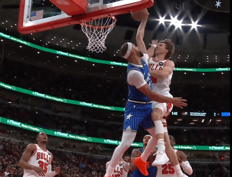 Enterrada de Matas Buzelis, do Chicago Bulls, em Jalen Suggs, do Orlando Magic (Foto: Reprodução/X @nba)