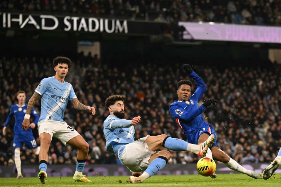 Finalização de Estêvão, do Chelsea, é bloqueada por Joško Gvardiol, do Manchester City (Foto: Oli Scarff/AFP)