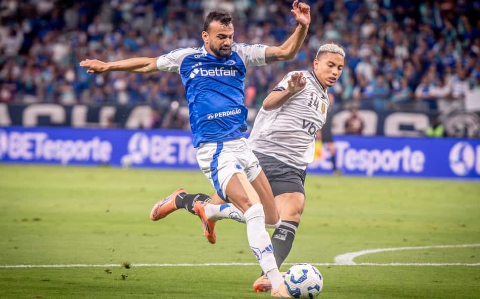 Fabrício Bruno em ação no jogo do Cruzeiro contra o Botafogo pelo Brasileirão