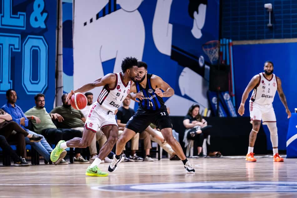 Possíveis adversários da Copa Super 8, Pinheiros e Flamengo em disputa pelo NBB (Foto: Fernanda Georges/ECP)