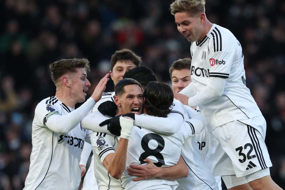 Jogadores do Fulham comemoram gol sobre o Liverpool na Premier League