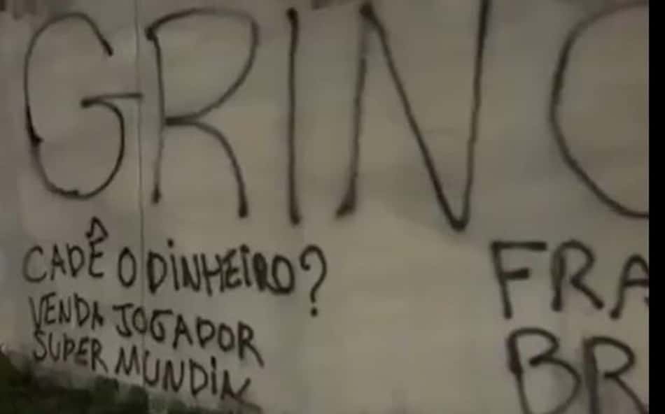 Muros do CT do Botafogo são pichados em protesto contra John Textor