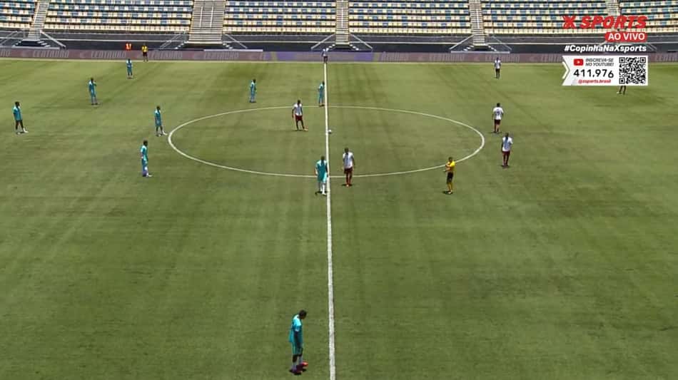 Fluminense iniciou o segundo tempo com uniforme branco (Foto: Reprodução/ X Sports)