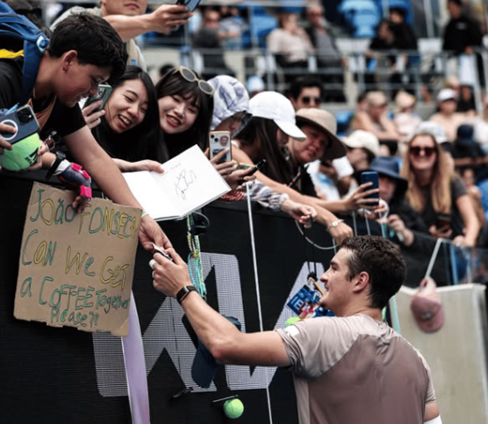 João Fonseca retribui o carinho da torcida no Australian Open (Reprodução)