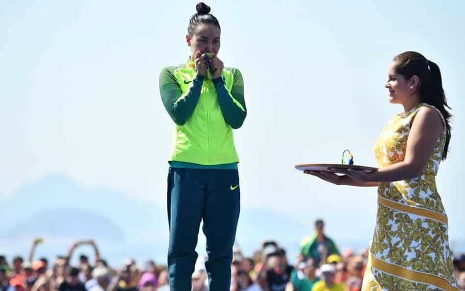 Dez anos após medalha histórica, Poliana Okimoto se aventura em outro esporte