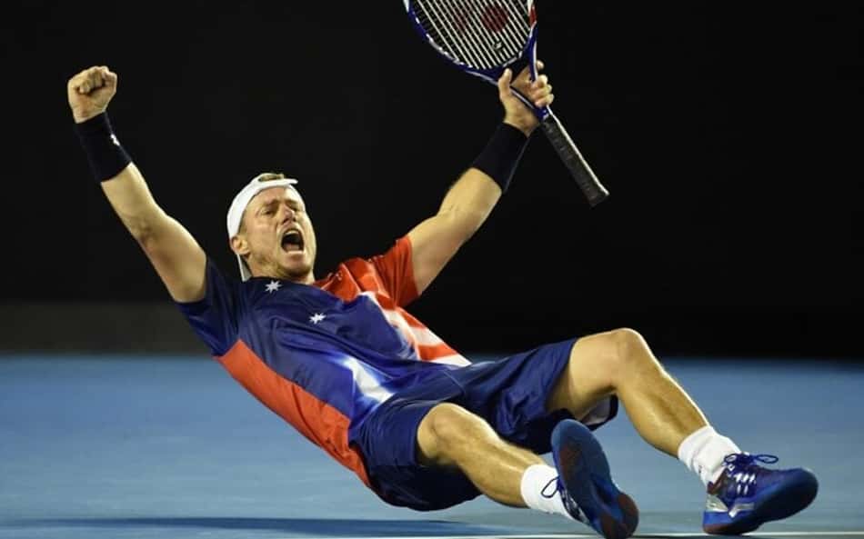 Em seu último torneio da carreira antes de se aposentar, Hewitt comemora vitória sobre James Duckworth no Aberto da Austrália de 2016