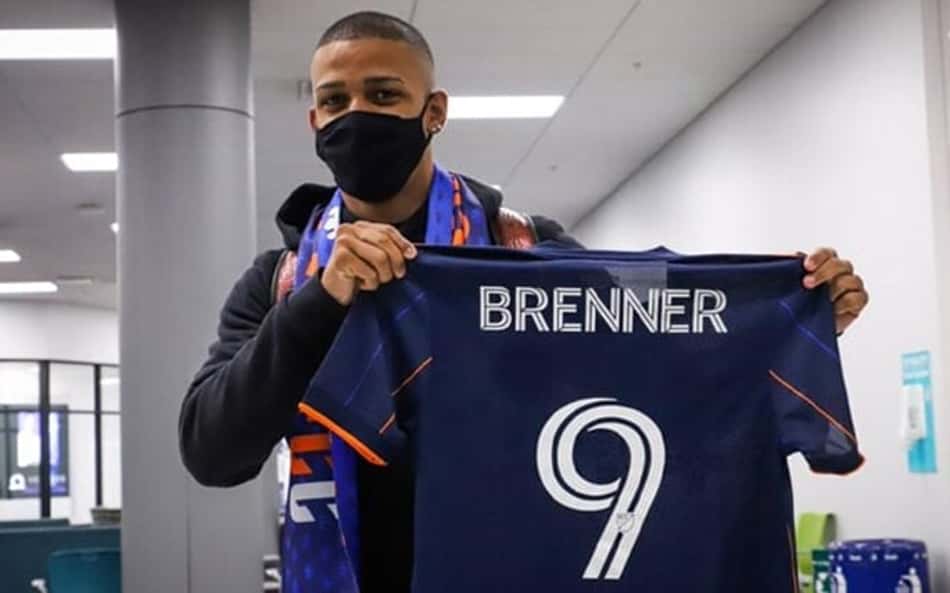 Vasco negocia contratação em definitivo do atacante Brenner