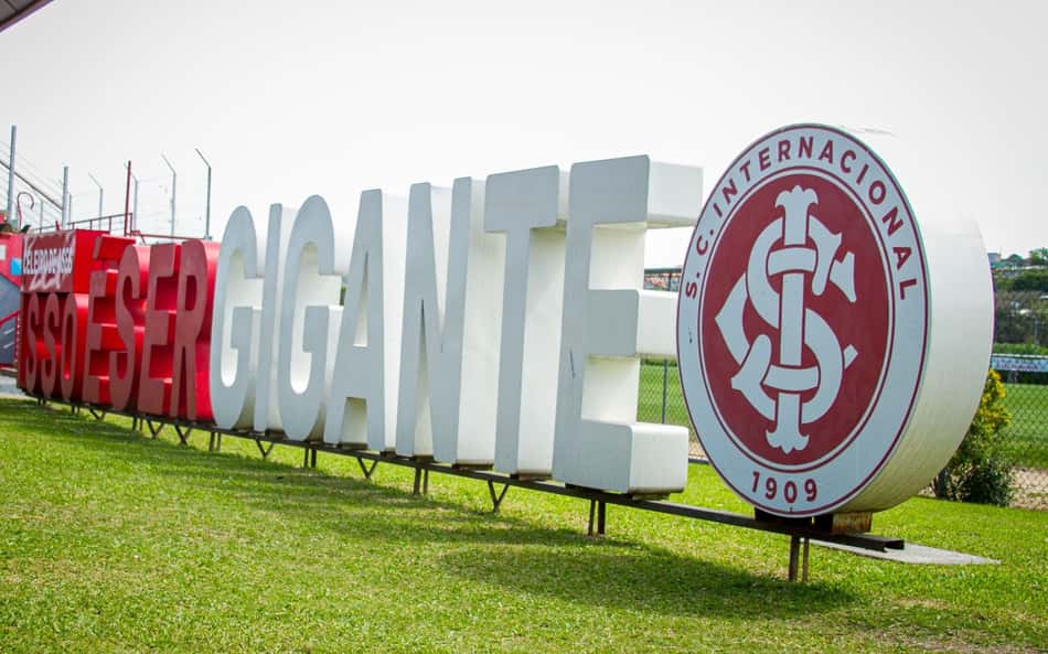 Internacional nega contas bloqueadas, mas admite dívida com empresário