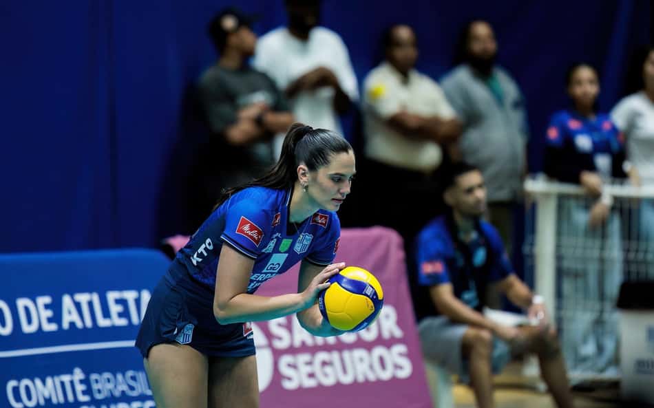 Julia Kudiess defende com o pé e pontua em vitória do Minas na Copa Brasil; veja vídeo