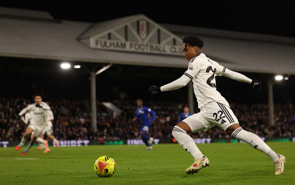 Palmeiras: Kevin (#22), do Fulham, conduz a bola durante a partida contra o Chelsea pela Premier League, no Craven Cottage, em Londres (Foto: Adrian Dennis/AFP)