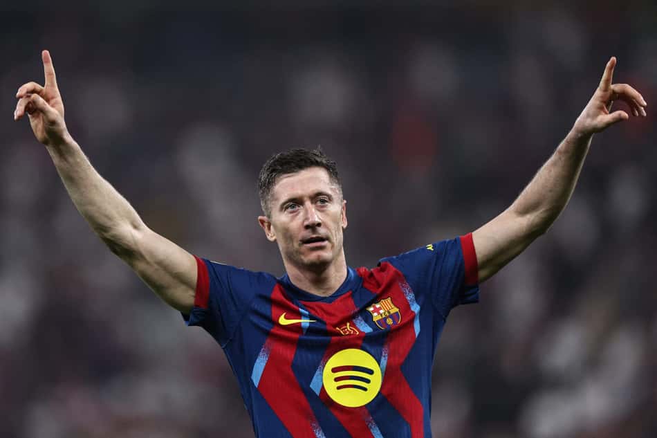 Robert Lewandowski comemora gol do Barcelona na final da Supercopa da Espanha contra o Real Madrid (Foto: Fadel Senna/AFP)