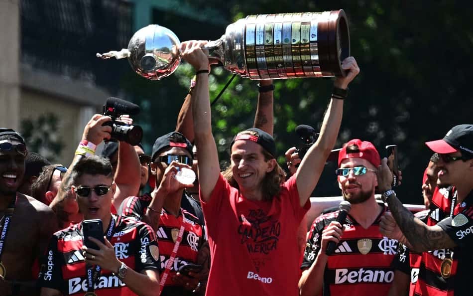 Filipe Luís recebe elogios de treinador campeão com Portugal: 'Trabalho excelente'