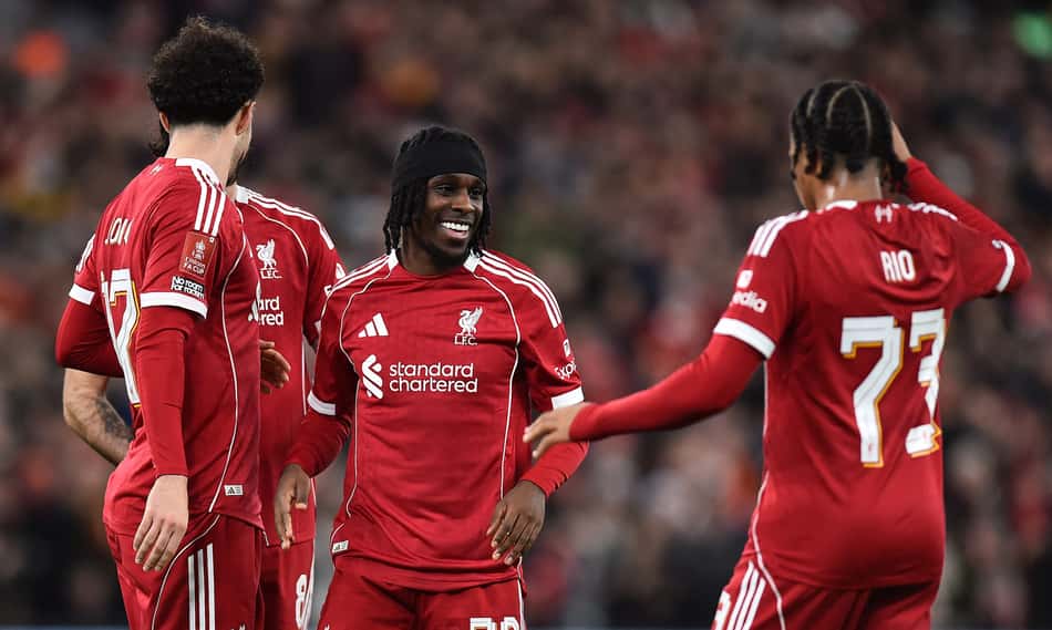 Frimpong marcou um dos gols do Liverpool sobre o Barnsley em Anfield (Foto: PETER POWELL / AFP)