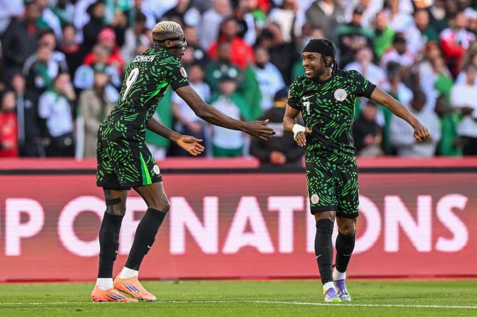 Marrocos: Victor Osimhen celebra gol com Ademola Lookman na vitória da Nigéria sobre a Argélia, em partida válida pelas quartas de final da CAN (Foto: Sebastien Bozon/AFP)