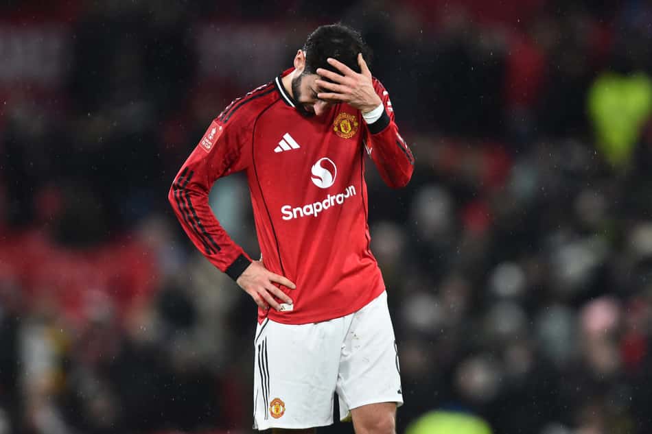 Bruno Fernandes lamenta derrota na Copa da Inglaterra (Foto: PETER POWELL / AFP)