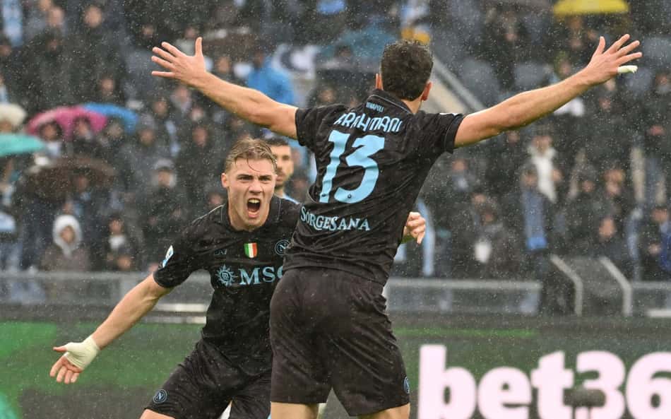 Brasileiro em alta se lesiona, mas Napoli vence a Lazio, quebra jejum e cola na liderança