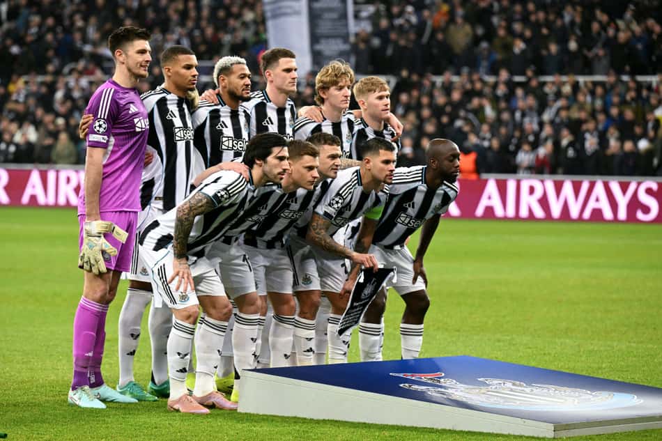 Time do Newcastle enfileirado antes do confronto contra o PSV (Foto: Oli SCARFF / AFP)