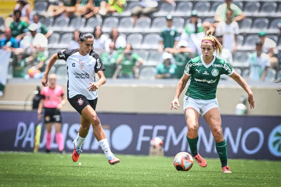 Andressa Alves, do Corinthians, e Fê Palermo, do Palmeiras, disputam bola. (Foto: Diego Soares/Ag.Paulistão)